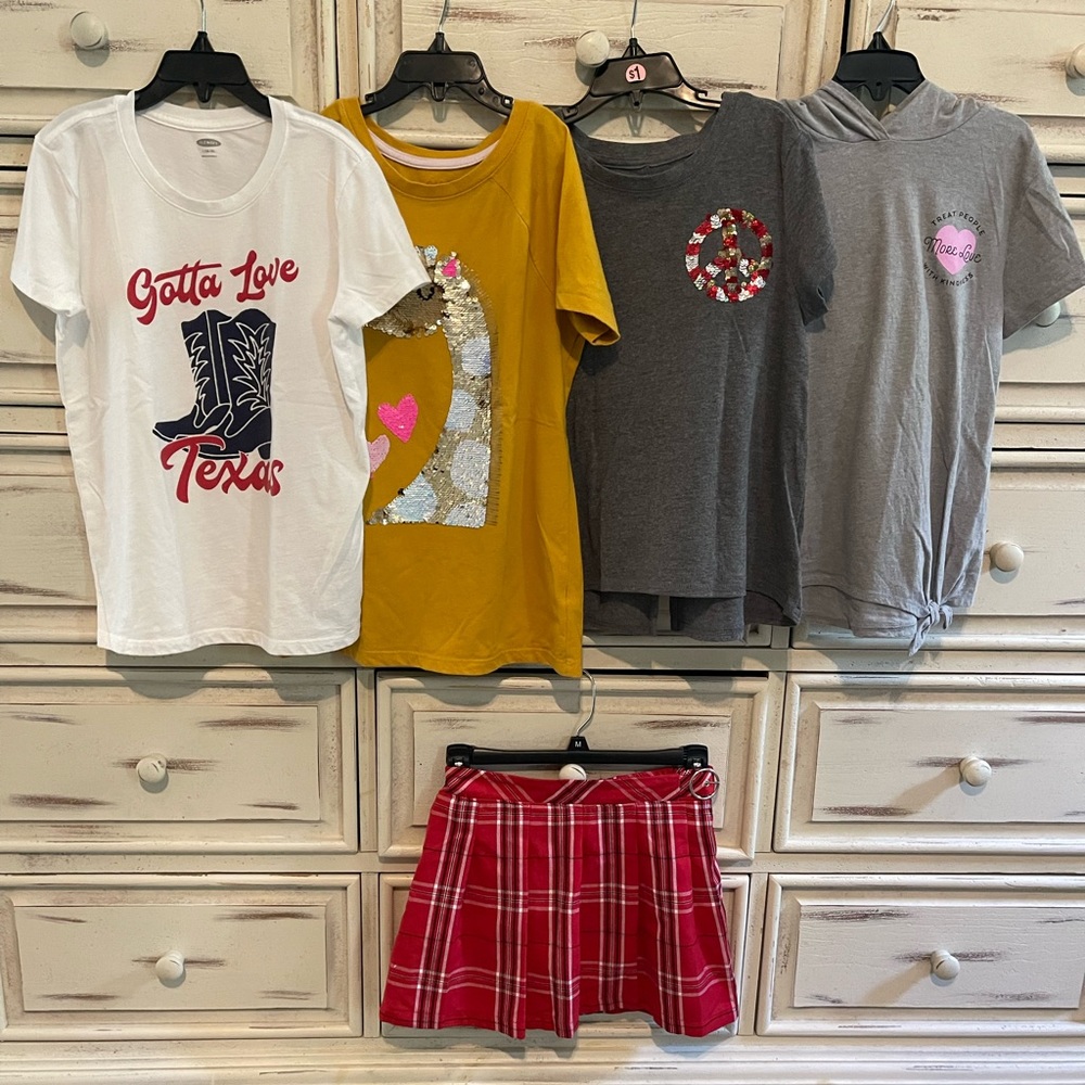 Girls tops and a skort. 5pcs bundle
